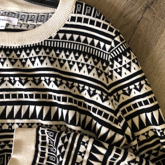 BCBG Tribal cropped sweater - Picture 4 of 4